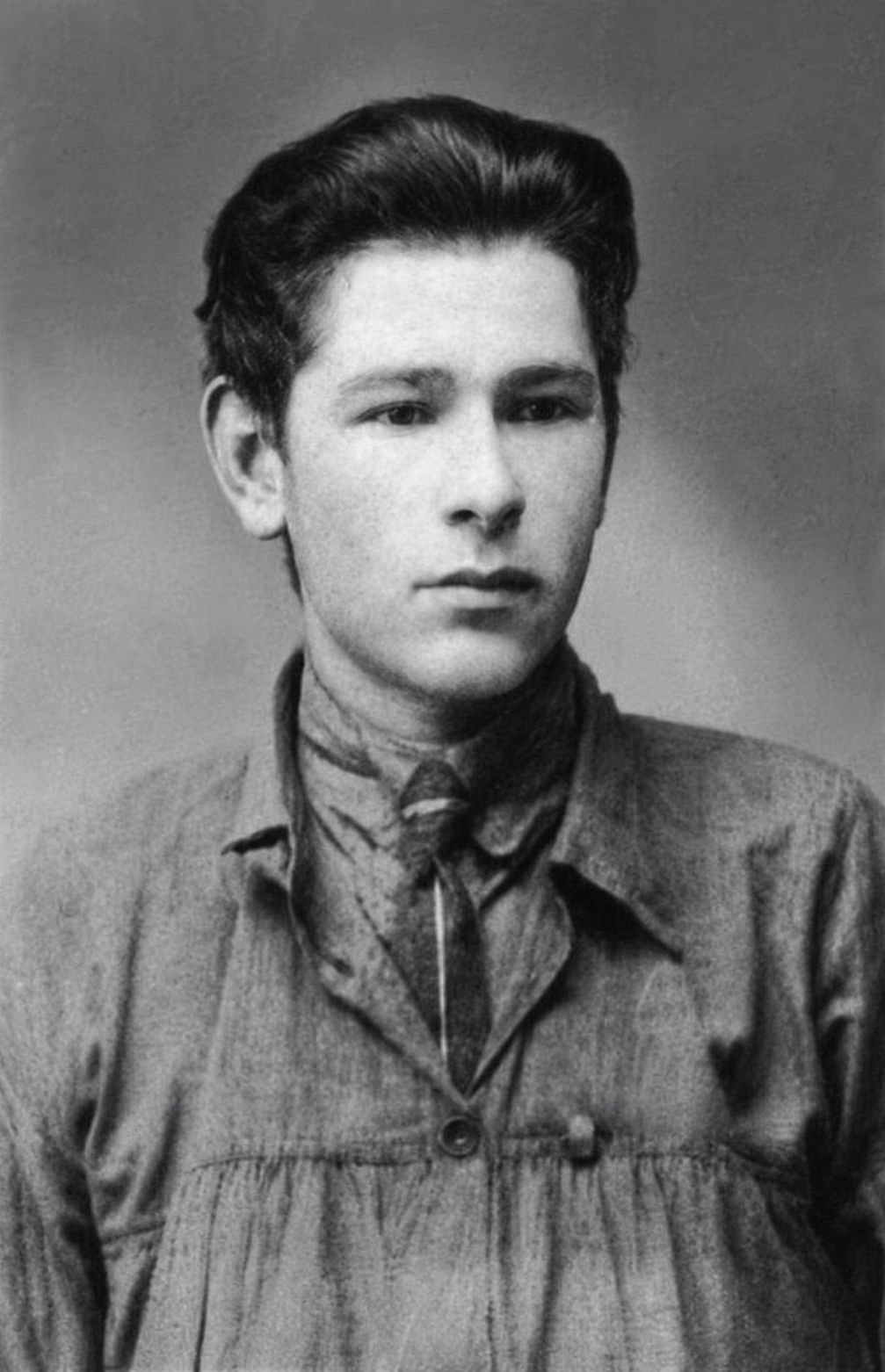 Әмирхан Еники. 1926 ел. Фотосурәт ясалма фәһем ярдәмендә эшкәртелде